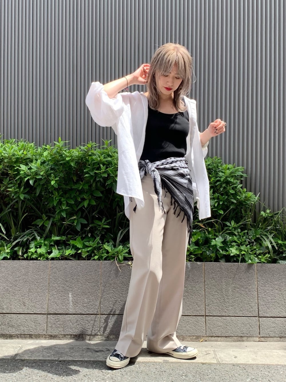「春コーデ、スニーカー、パンツスタイル、古着MIX、コンバース、ストール、アフガンストール、パーカー、シャツパーカー、大人カジュアル」｜「CIAOPANICの楊柳パーカー（パーカー、ホワイト系）」を使った、saori shikiさん（レディース・158cm）の春コーディネートの1枚目の写真