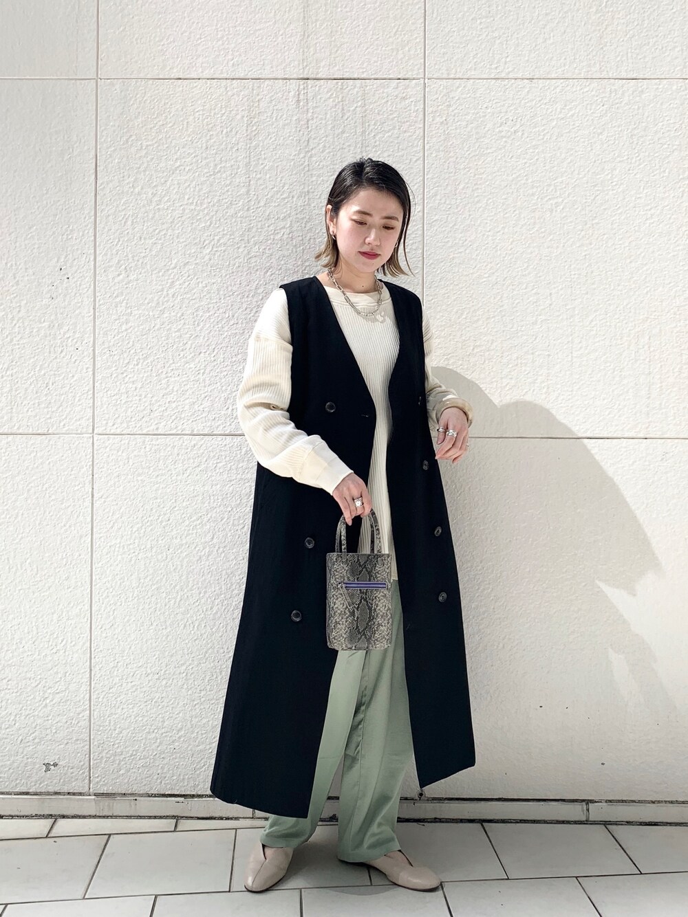 「シンプルコーデ、パンツスタイル、オトナカジュアル、ジレ、ロングジレ、リブ　、サテン、サテンパンツ、ミントグリーン、春コーデ」｜「CIAOPANICのロングジレ（ベスト、ブラック系）」を使った、saori shikiさん（レディース・158cm）の春コーディネートの1枚目の写真