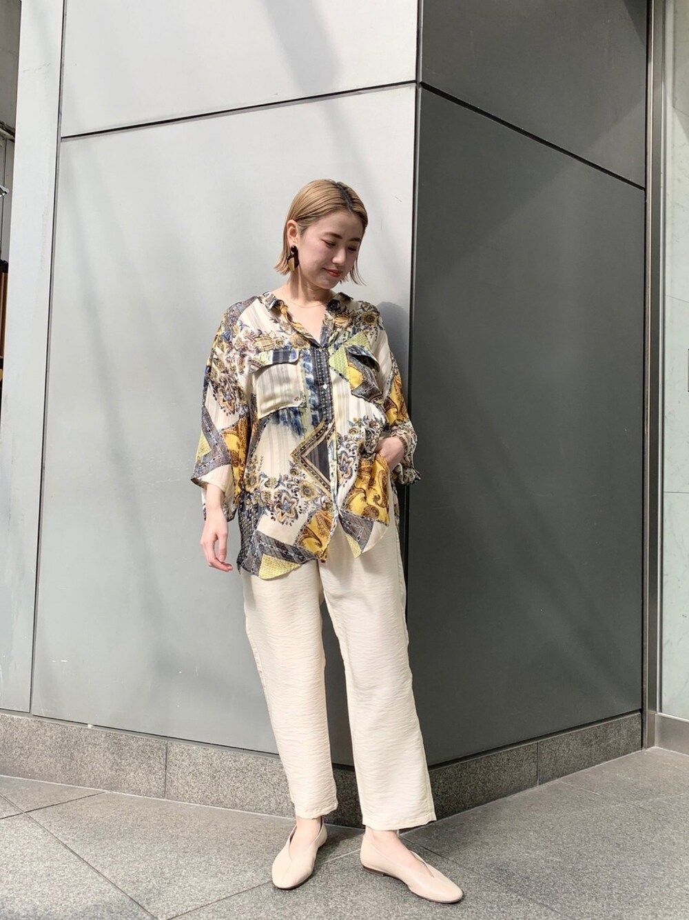 ホワイト系のその他パンツ、ブラック系のシャツ/ブラウスを着用したレディースの春コーディネートの1枚目の写真