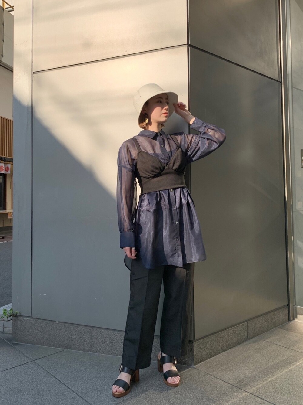 ブルー系のシャツ/ブラウス、ブラック系のその他トップス、ブラック系のその他パンツを着用したレディースの春コーディネートの1枚目の写真