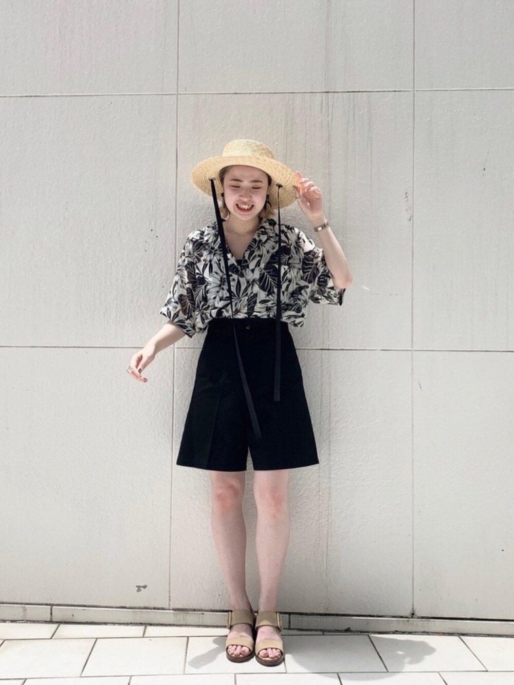 ブラック系のシャツ/ブラウス、ブラック系のその他パンツ、ベージュ系のサンダルを着用したレディースの夏コーディネートの1枚目の写真