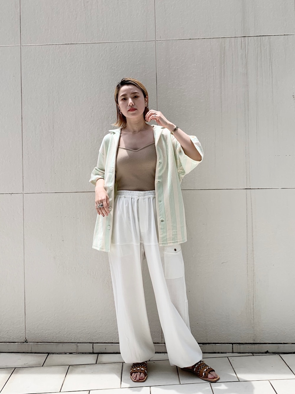 グリーン系のシャツ/ブラウス、ベージュ系のキャミソール、ホワイト系のその他パンツを着用したレディースの夏コーディネートの1枚目の写真