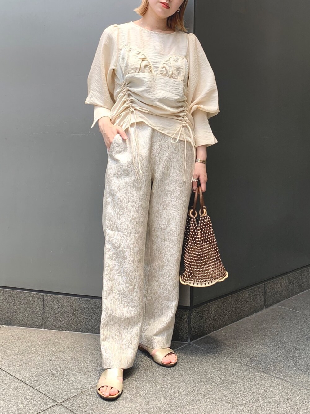 ホワイト系のシャツ/ブラウス、ベージュ系のその他パンツ、ベージュ系のサンダルを着用したレディースの夏コーディネートの1枚目の写真