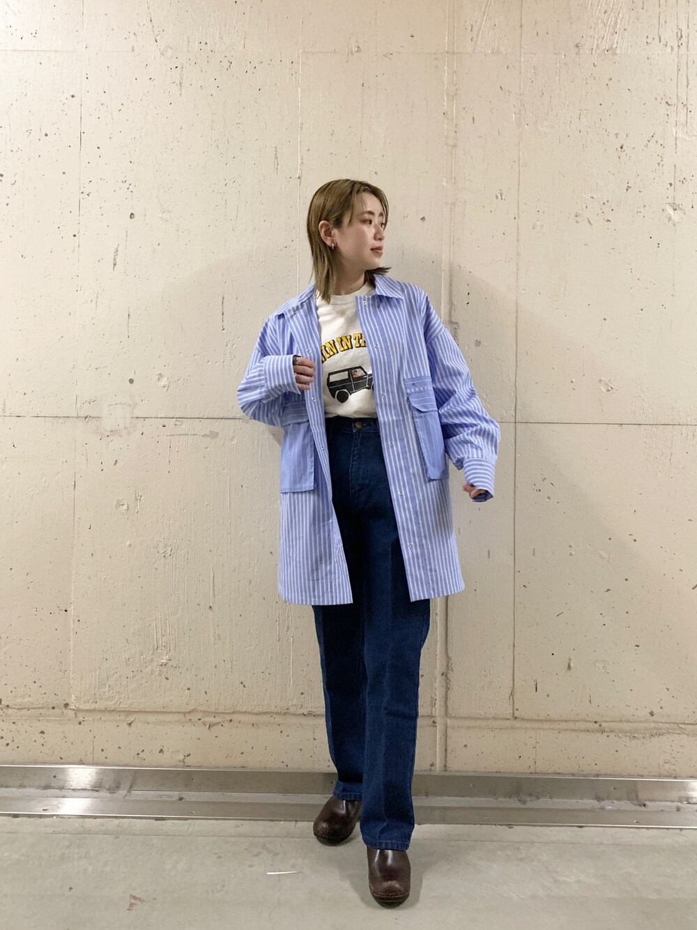 ブルー系のシャツ/ブラウス、ホワイト系のTシャツ/カットソー、ブラック系のデニムパンツを着用したレディースの春コーディネートの1枚目の写真