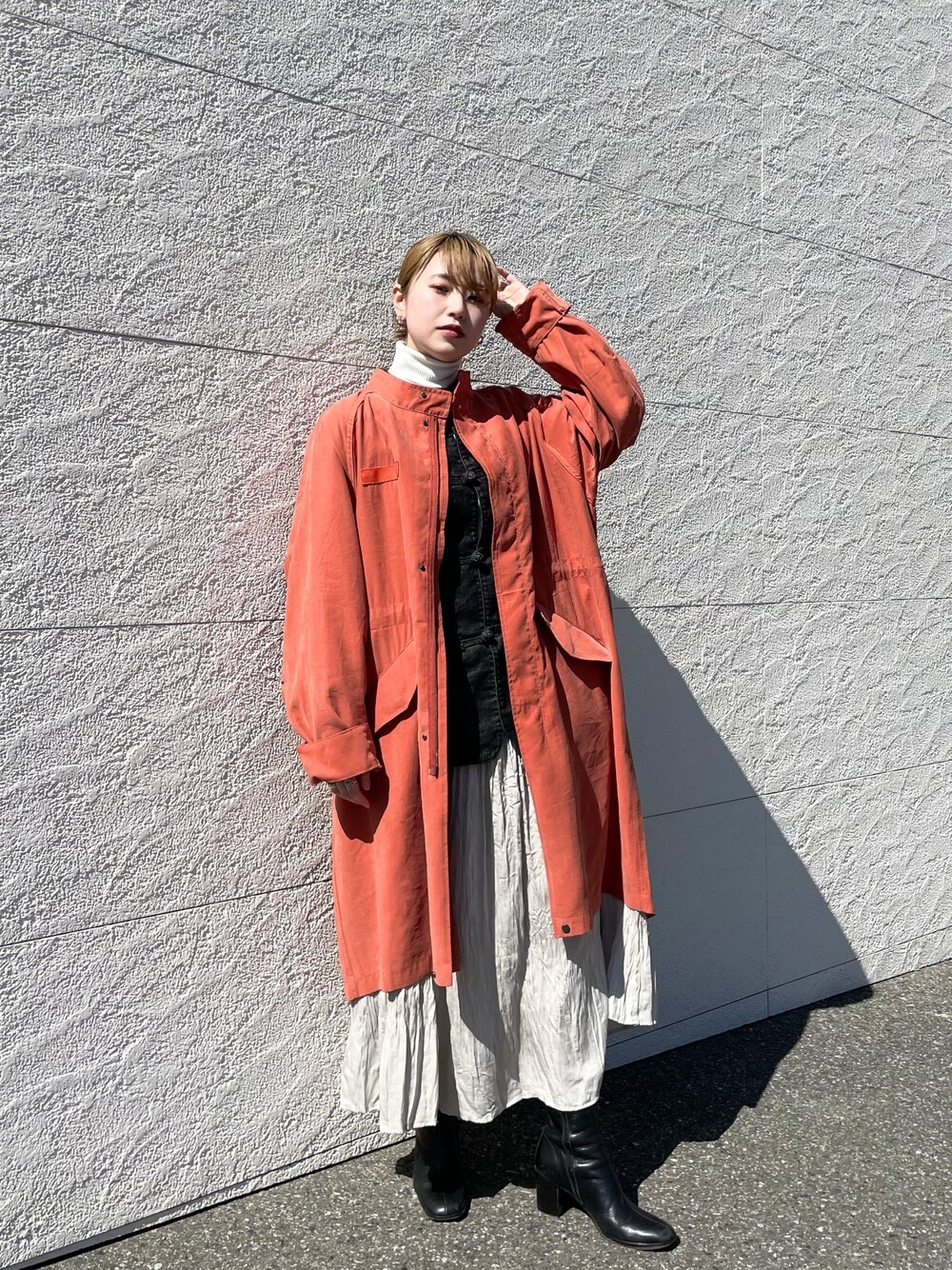 オレンジ系のモッズコート、ブラック系のブルゾン、ホワイト系のTシャツ/カットソーを着用したレディースの春コーディネートの1枚目の写真