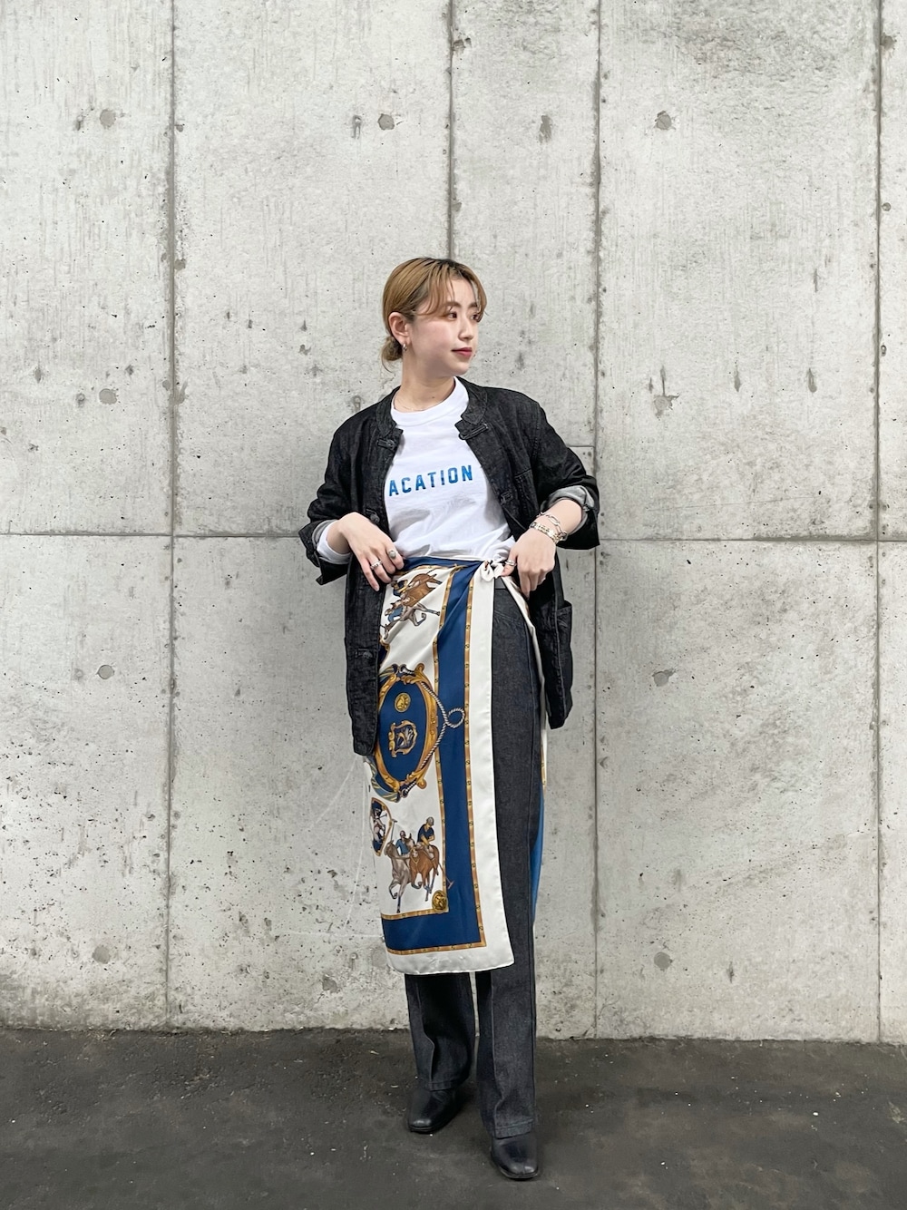 ブラック系のブルゾン、ホワイト系のTシャツ/カットソー、ブラック系のデニムパンツを着用したレディースの春コーディネートの1枚目の写真