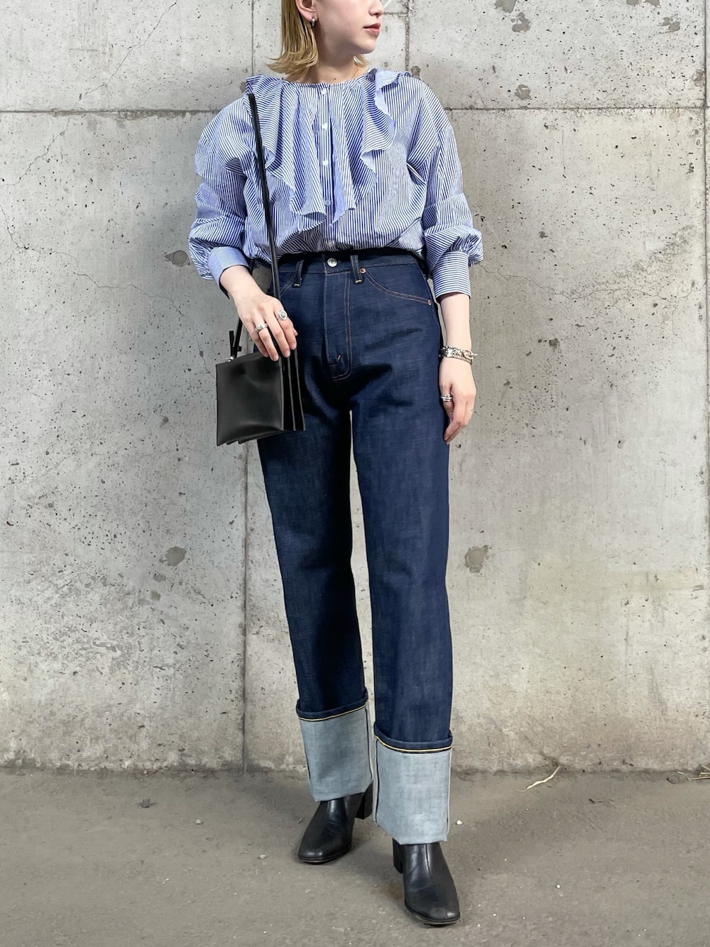 ブルー系のシャツ/ブラウス、ブルー系のデニムパンツ、ブラック系のトートバッグを着用したレディースの春コーディネートの1枚目の写真