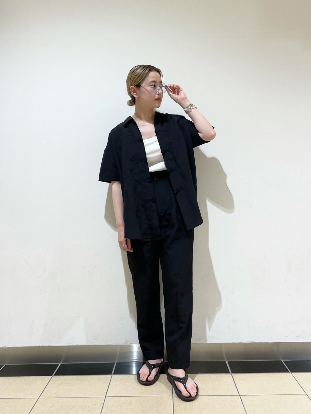 ブラック系のシャツ/ブラウス、ブラック系のその他パンツ、ホワイト系のTシャツ/カットソーを着用したレディースの夏コーディネートの1枚目の写真