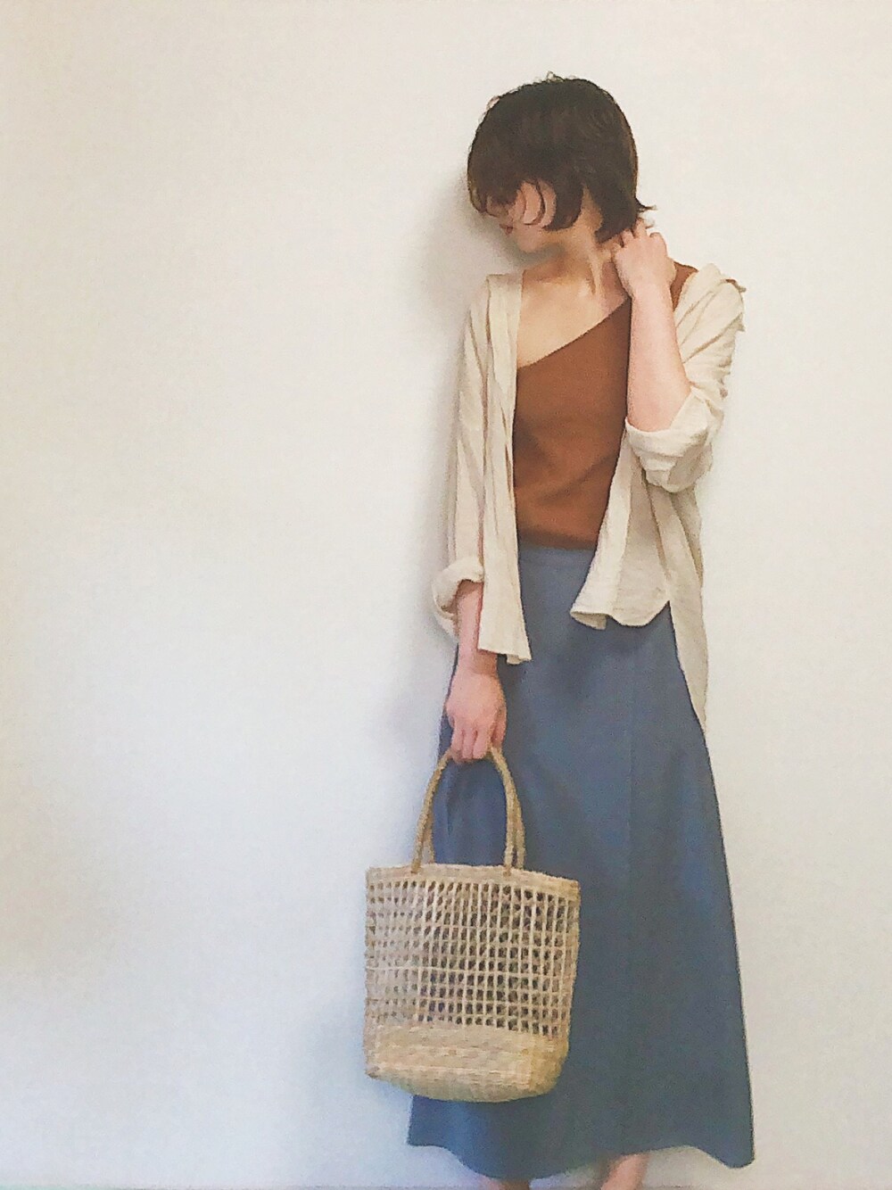 ベージュ系のシャツ/ブラウス、ブラウン系のその他トップス、ブルー系のスカートを着用したレディースの夏コーディネートの1枚目の写真