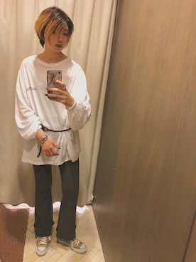 「バックプリント」｜「アイテム（スニーカー）」を使った、まっしーさん（レディース・170cm）の秋コーディネート