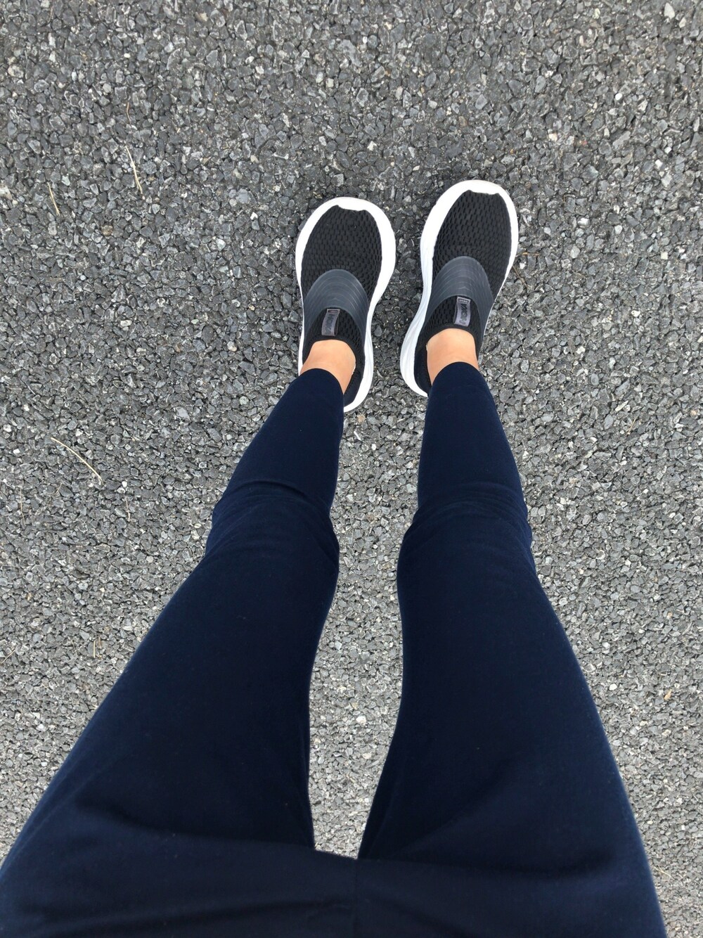 「仕事着、ホカオネオネ、オトナ女子、アンクルパンツ」｜「HOKAのHOKA ONEONE（ホカ オネオネ）ORA RECOVERY SHOE/オラリカバリー/1099677（スリッポン、ブラック系）」を使った、atuohanaさん（レディース・155cm）の秋コーディネートの1枚目の写真