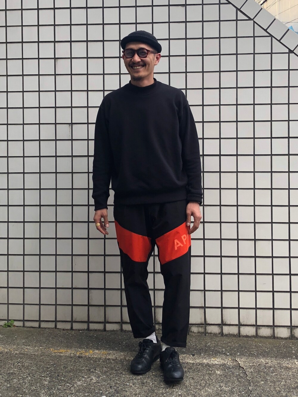 「スタッフセンバツ、大人コーデ、きれいめカジュアル、ストリートMIX、オレンジ、オトナカジュアル、黒コーデ、サングラス、スニーカー」｜「UNIQLOのアイテム（スウェット、ブラック系）」を使った、akustoさん（メンズ・172cm）の秋コーディネートの1枚目の写真