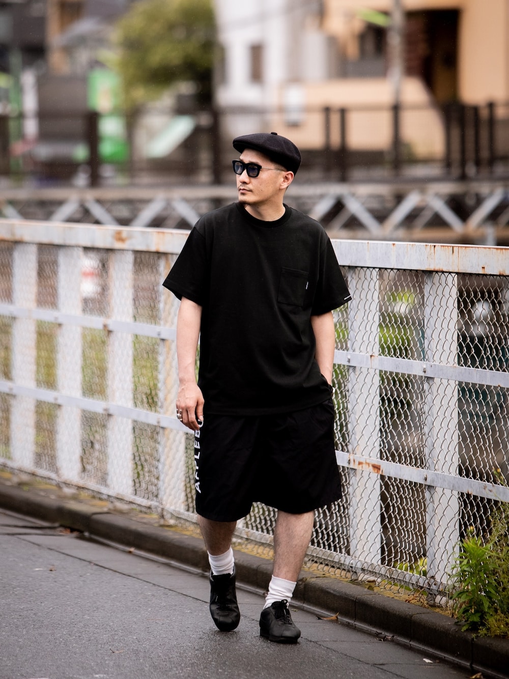 「おしゃれさんと繋がりたい、APPLEBUM、休日スタイル、ショートパンツ、スニーカー、ブラック、オーバーサイズ、春夏コーデ、大人カジュアル、ワントーンコーデ」｜「APPLEBUMのアイテム（Tシャツ/カットソー、ブラック系）」を使った、akustoさん（メンズ・172cm）の夏コーディネートの1枚目の写真