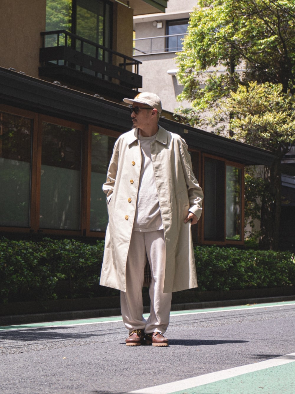「シンプルコーデ、大人カジュアル、リラックススタイル、ベージュ、APPLEBUM、セットアップ、今日のコーデ、Timberland、スウェット」｜「BURBERRYのアイテム（ステンカラーコート、ベージュ系）」を使った、akustoさん（メンズ・172cm）の春コーディネートの1枚目の写真