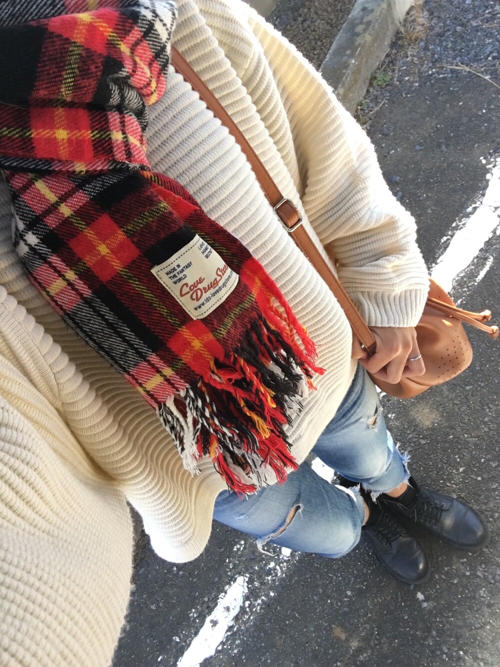 ホワイト系のニット/セーター、ブルー系のデニムパンツ、ブラック系のブーツを着用したレディースの冬コーディネートの1枚目の写真