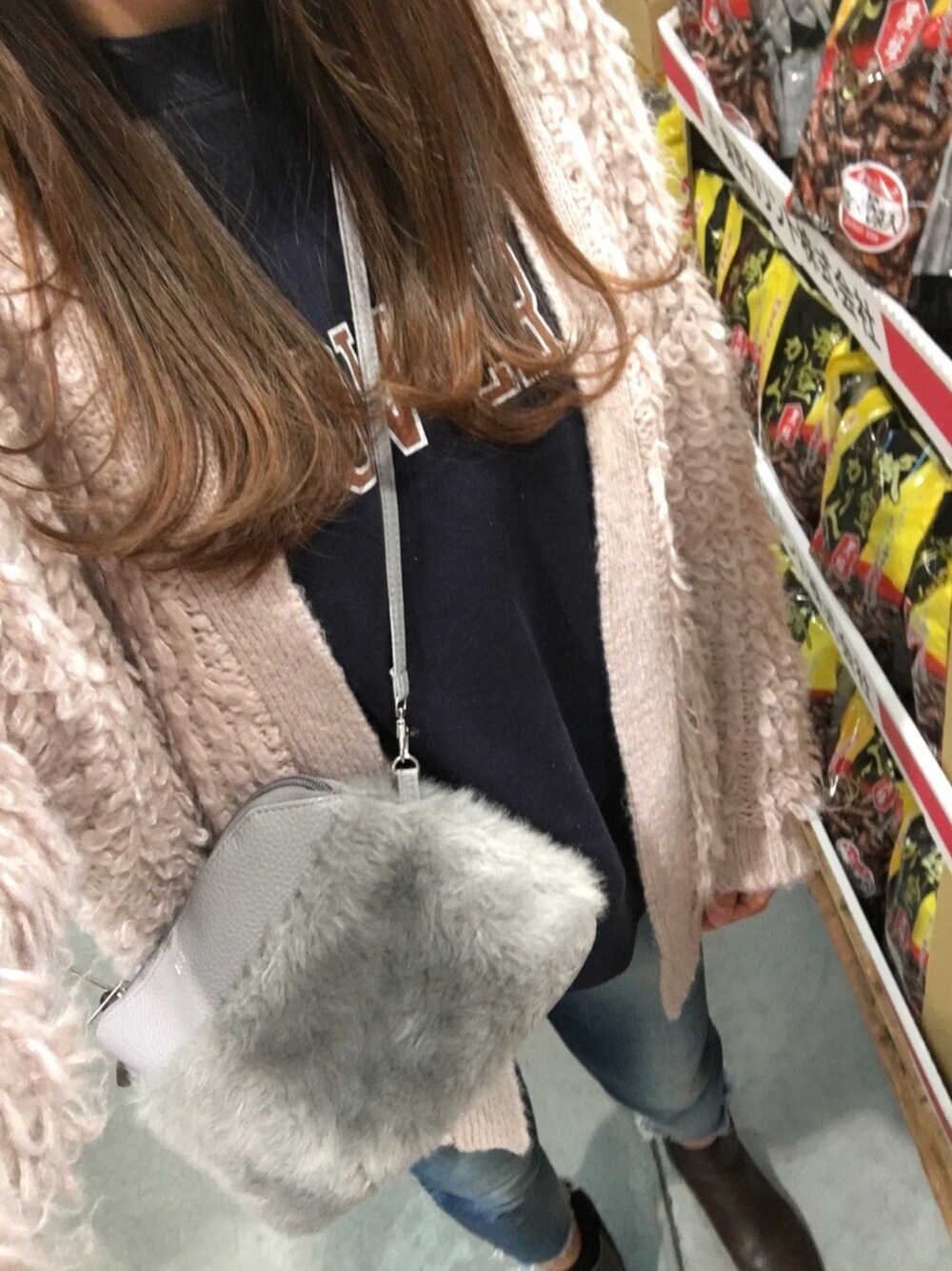 「カジュアルコーデ、もけもけ、ループカーディガン、パンツスタイル、ファー小物」｜「GUのアイテム（スウェット、ブルー系）」を使った、mamena♪さん（レディース・163cm）の冬コーディネートの1枚目の写真