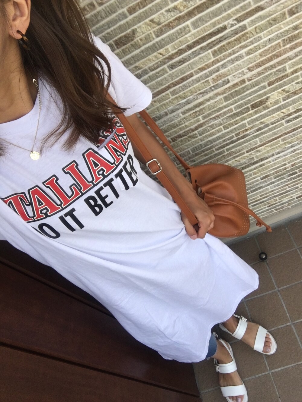 ホワイト系のワンピース、ブルー系のデニムパンツ、ホワイト系のサンダルを着用したレディースの夏コーディネートの1枚目の写真