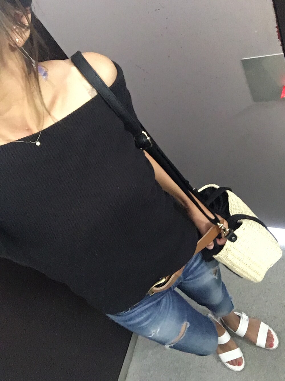 ブラック系のTシャツ/カットソー、ブルー系のデニムパンツ、ホワイト系のサンダルを着用したレディースの夏コーディネートの1枚目の写真