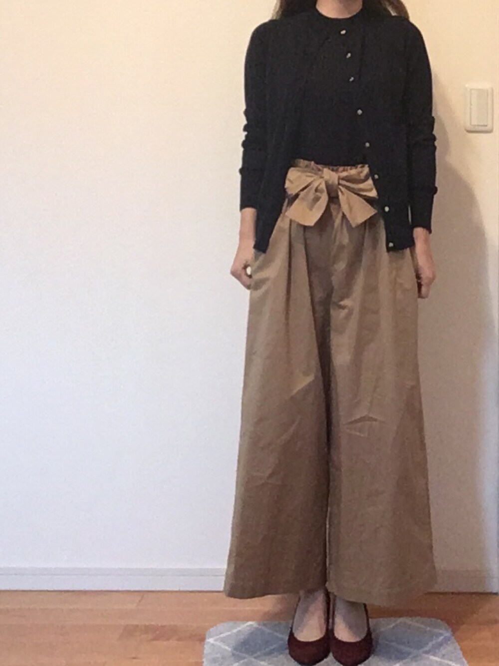 ブルー系のニット/セーター、ブラウン系のパンプスを着用したレディースの秋コーディネートの1枚目の写真