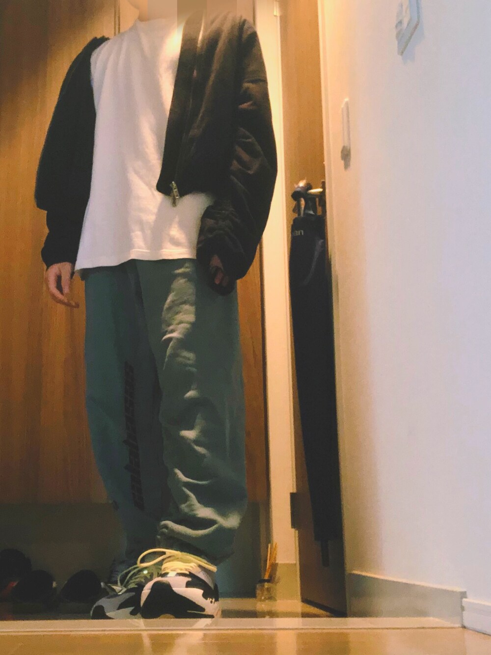 「おじさん、ダッドスニーカー」｜「Yeezyのアイテム（パンツ、ブルー系）」を使った、👳🏼‍♀️🙏さん（メンズ・174cm）の秋コーディネートの1枚目の写真