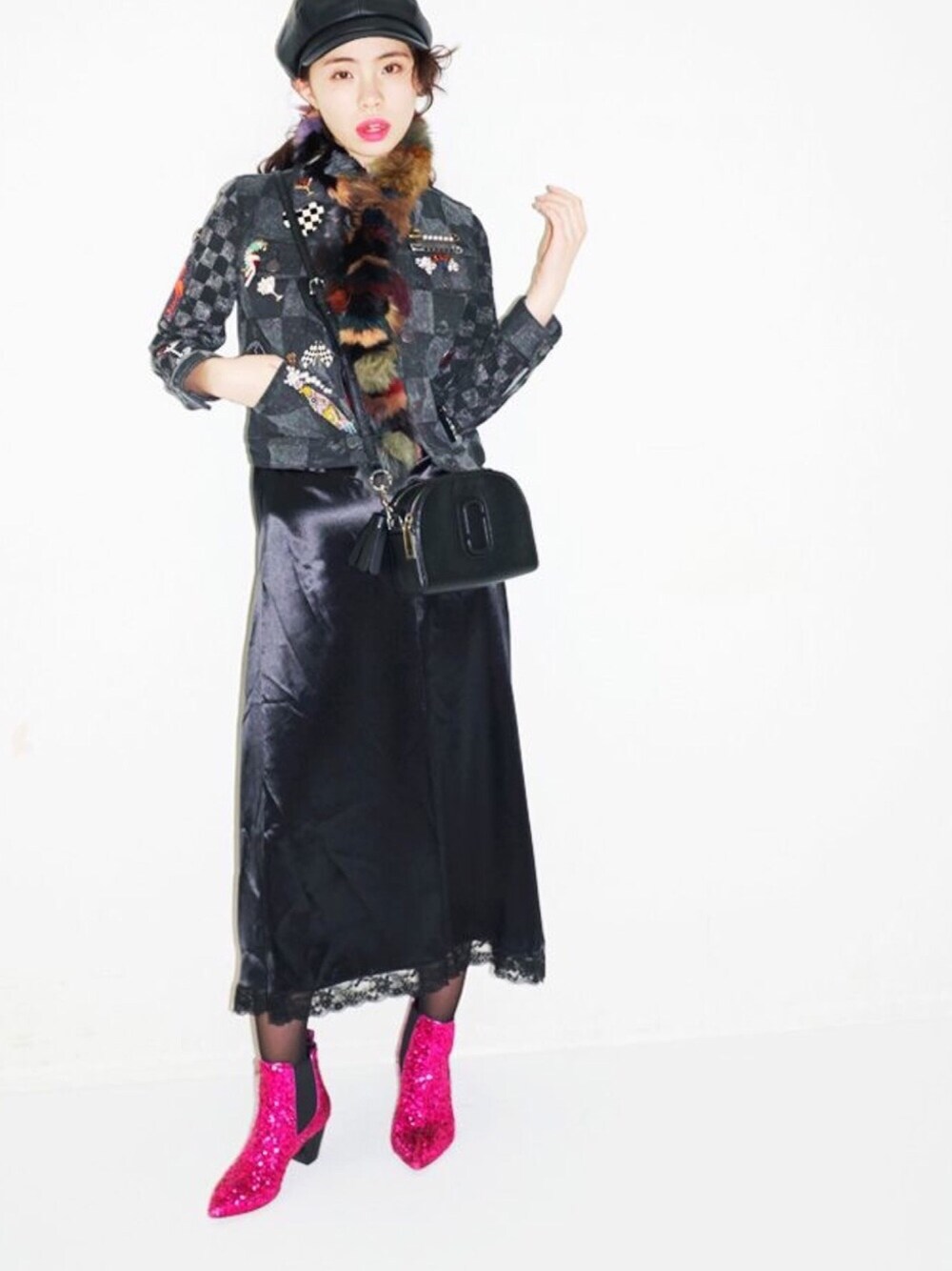 「MARC BY MARC JACOBS、MARC JACOBS、デニムジャケット、デニム、ワンピース、キャミソールワンピ、ブラック、ブラックコーデ、ootd、大人カジュアル」｜「MARC JACOBSのBLACK ACID WASH DENIM/シュランケン ジャケット - エンベリッシュメント（デニムジャケット、ブラック系）」を使った、るうこさん（レディース・162cm）の冬コーディネートの1枚目の写真
