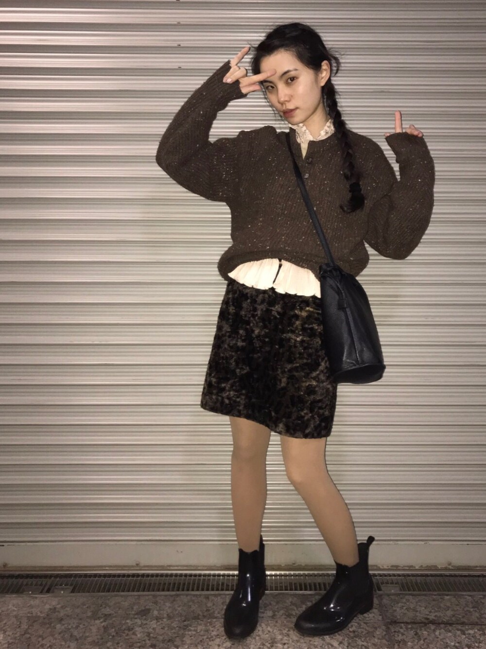 「ブラウス、ニット、茶色、長靴、ブラウン、ブラウンコーデ、ootd、シャツスタイル」｜「KBFのKBF+ Mini Drawstring BAG（ショルダーバッグ、ブラック系）」を使った、るうこさん（レディース・162cm）の春コーディネートの1枚目の写真