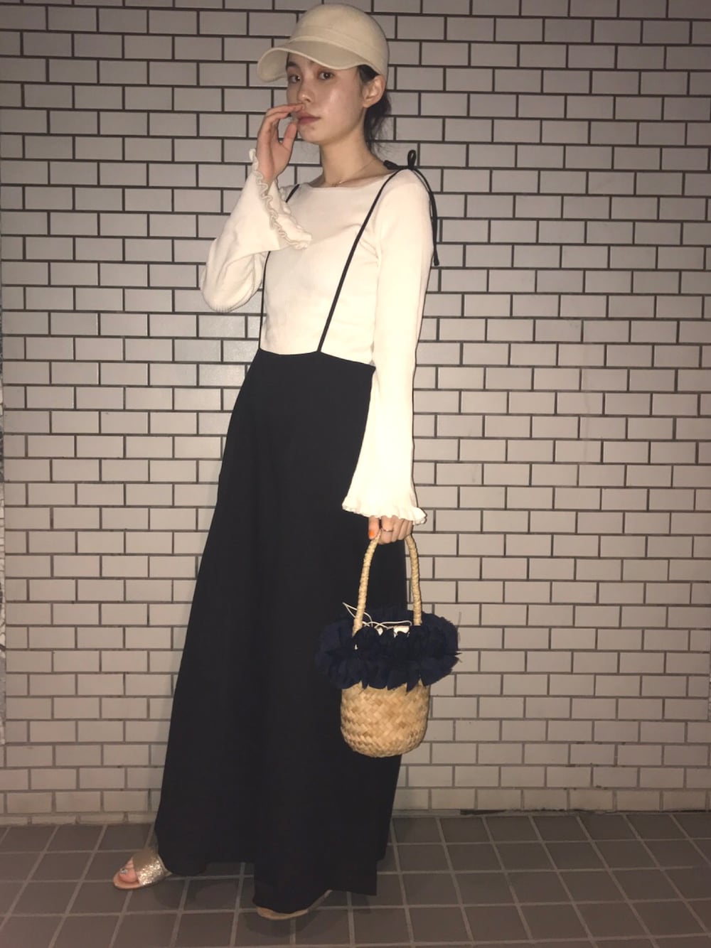 「ＧＷ、シンプル、休日スタイル、はるコーデ、黒、casselini」｜「Chicoのバックレースアッププルオーバー（フレア袖）（ニット/セーター、ホワイト系）」を使った、るうこさん（レディース・162cm）の春コーディネートの1枚目の写真