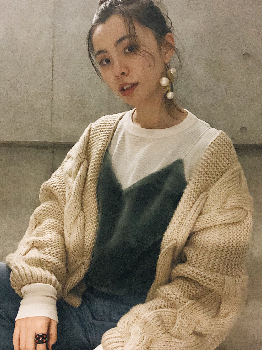 「シンプルコーデ、休日スタイル、大人カジュアル、冬、パンツスタイル、ゆるコーデ、カーディガン、るうこセレクト」｜「CHEER CLOSETの【るうこ】ファービスチェ（キャミソール、グリーン系）」を使った、るうこさん（レディース・162cm）の冬コーディネートの1枚目の写真