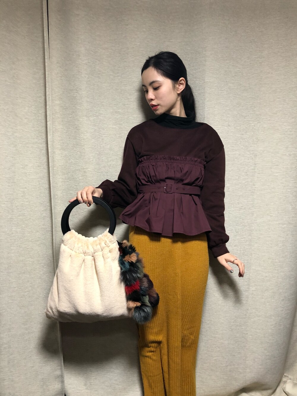 「ファー小物、ファーバッグ、ModeRobe、トップス、ワインレッド、レッド、休日スタイル、カジュアル、冬、オトナ女子」｜「MODE ROBEのベルト付き ペプラムトップス ペプラムシャツ（Tシャツ/カットソー、ホワイト系）」を使った、るうこさん（レディース・162cm）の冬コーディネートの1枚目の写真