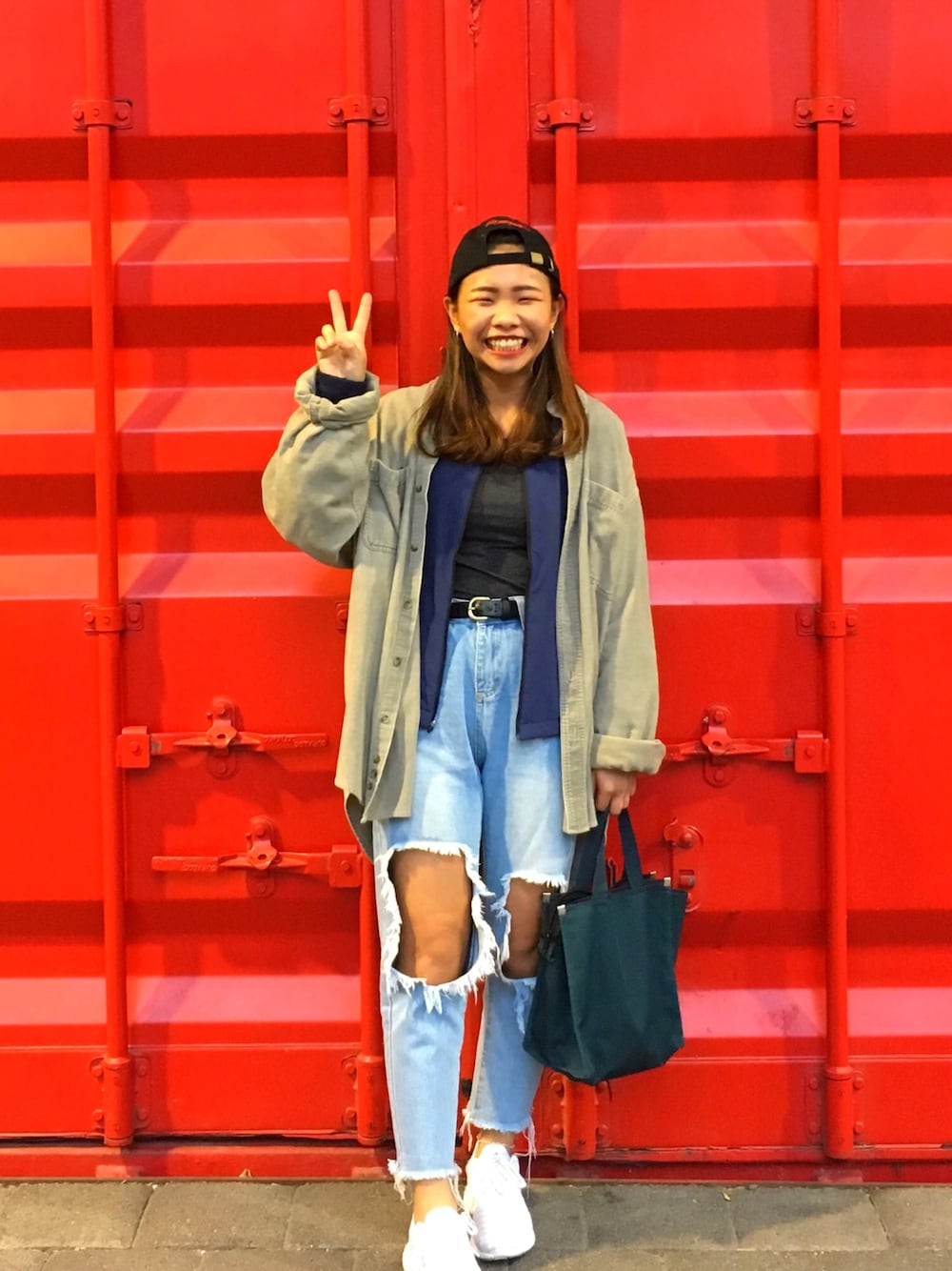 「鐵花村、古着、破褲、貨櫃、紅、古着MIX、台東、red、台東人、ootdtw」｜「Vintage Clothingのアイテム（シャツ/ブラウス、ベージュ系）」を使った、Tam2y_Parkさん（レディース・154cm）の春コーディネートの1枚目の写真