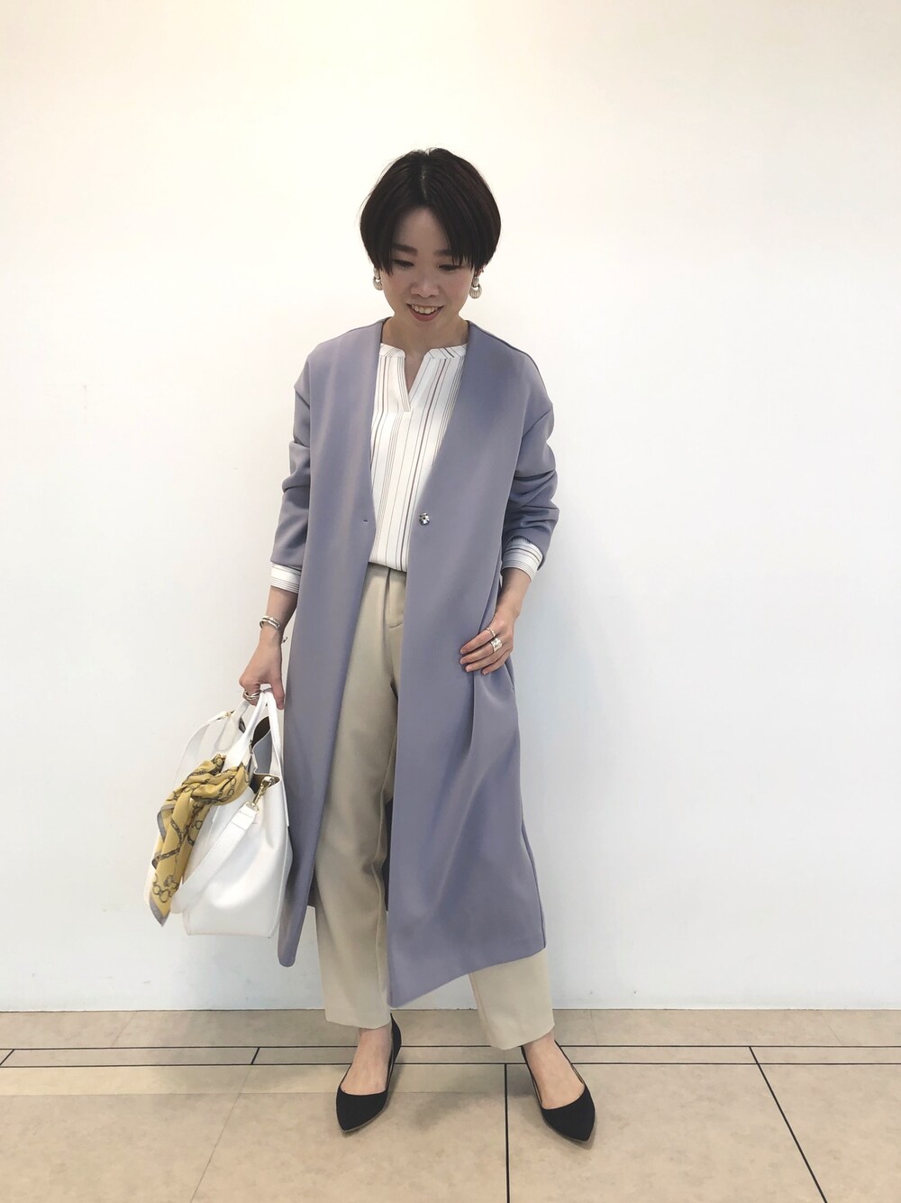 ブルー系のその他アウター、ベージュ系のシャツ/ブラウス、ベージュ系のその他パンツを着用したレディースの春コーディネートの1枚目の写真