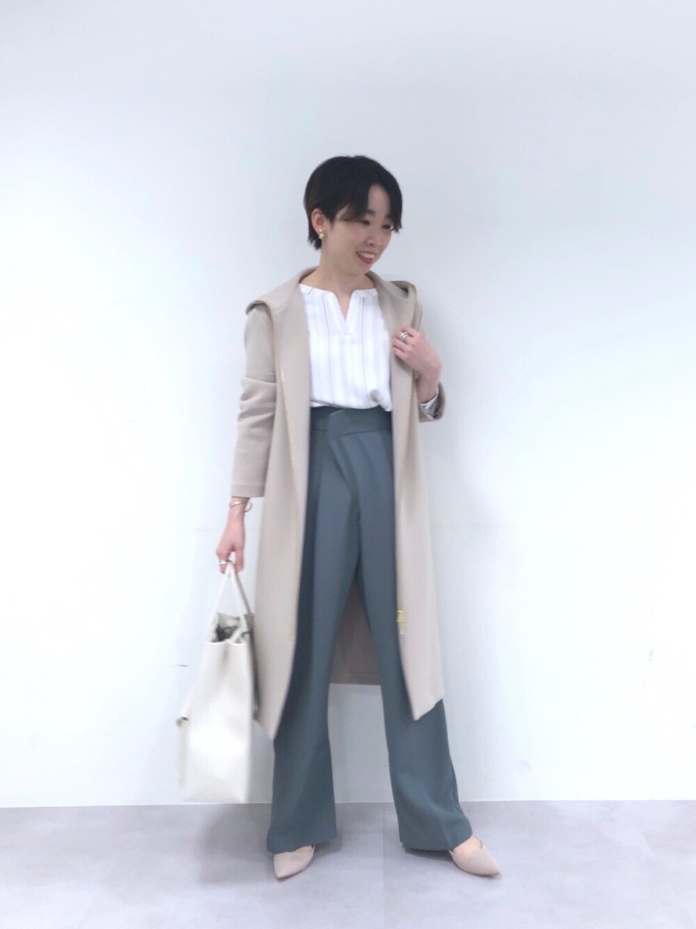 ベージュ系のその他アウター、ベージュ系のシャツ/ブラウス、グリーン系のその他パンツを着用したレディースの冬コーディネートの1枚目の写真