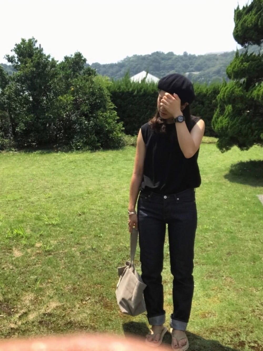 「庭、みかんの木、るんるん、なんか写ってるやん、COMOLI、sheta、PHILIPPE AUDIBERT、ISLAND SLIPPER」｜「PHILIPPE AUDIBERTのアイテム（ブレスレット、シルバー系）」を使った、ざきやんさん（レディース・165cm）の夏コーディネートの1枚目の写真