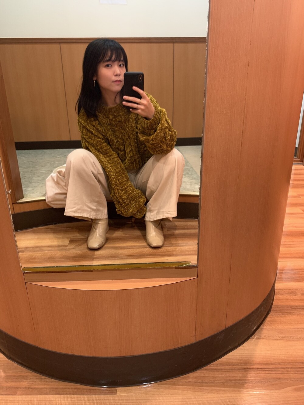 「低身長、イエロー、ニット、ユニクロ、ベージュ、アニエスベー、オトナカジュアル」｜「UNIQLOのハイライズスーパーワイドジーンズ（デニムパンツ、ベージュ系）」を使った、ぴさん（レディース・142cm）の秋コーディネートの1枚目の写真