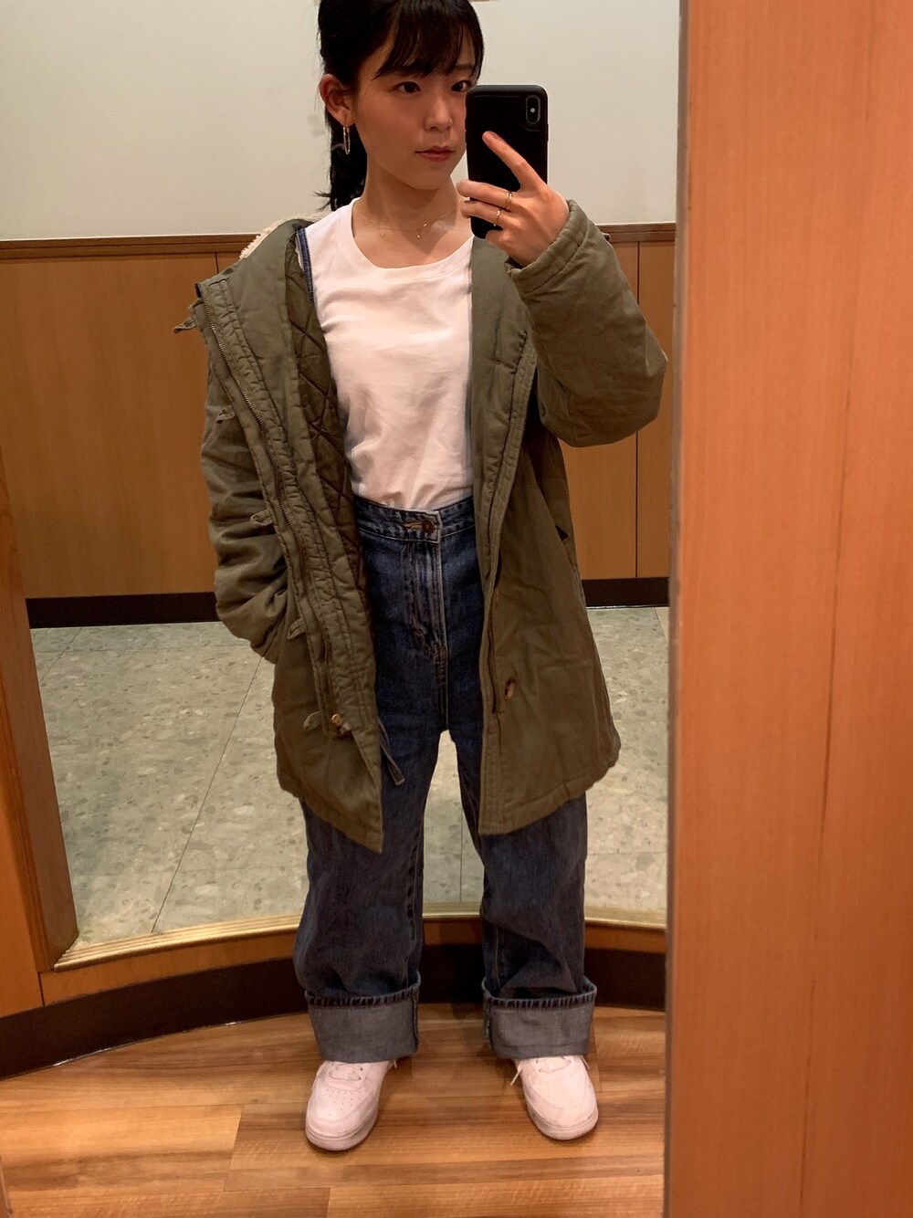 「低身長、ジャケット、モッズコート、カーキ、白Tシャツ、デニム、サロペット」｜「FREAK'S STOREのSOMETHING×FREAK'S STORE/サムシング　別注Lace up Salopette Corduroy/別注レースアップサロペットコーデュロイ（サロペット/オーバーオール、ブルー系）」を使った、ぴさん（レディース・142cm）の秋コーディネートの1枚目の写真