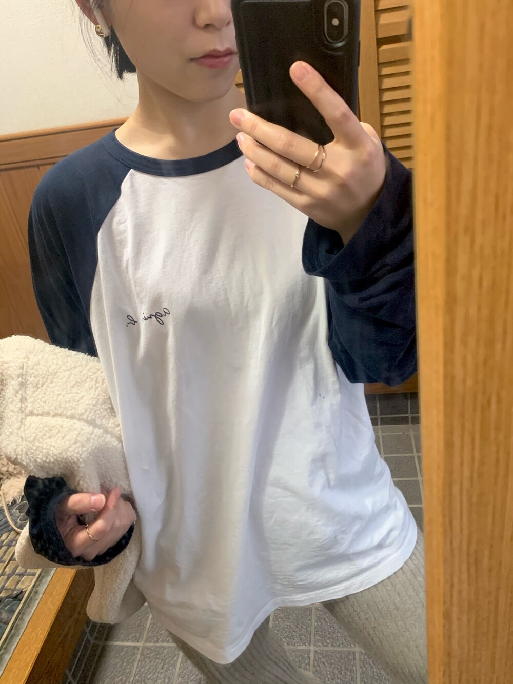 「低身長、アニエスベー、Tシャツ、ラグランTシャツ、ネイビー、ニットパンツ、ベージュ、NIKE、ユニクロ、フリース」｜「agnes b.のJF59 TS ロゴTシャツ（Tシャツ/カットソー、ブルー系）」を使った、ぴさん（レディース・142cm）の冬コーディネートの1枚目の写真