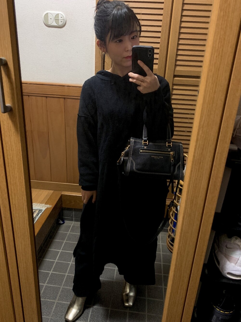 「低身長、黒、ワンピース、ニットワンピース、ブーツ、ゴールド、ゴールドアクセ、おだんごヘアー」｜「MARC JACOBSのアイテム（ハンドバッグ、ブラック系）」を使った、ぴさん（レディース・142cm）の冬コーディネートの1枚目の写真