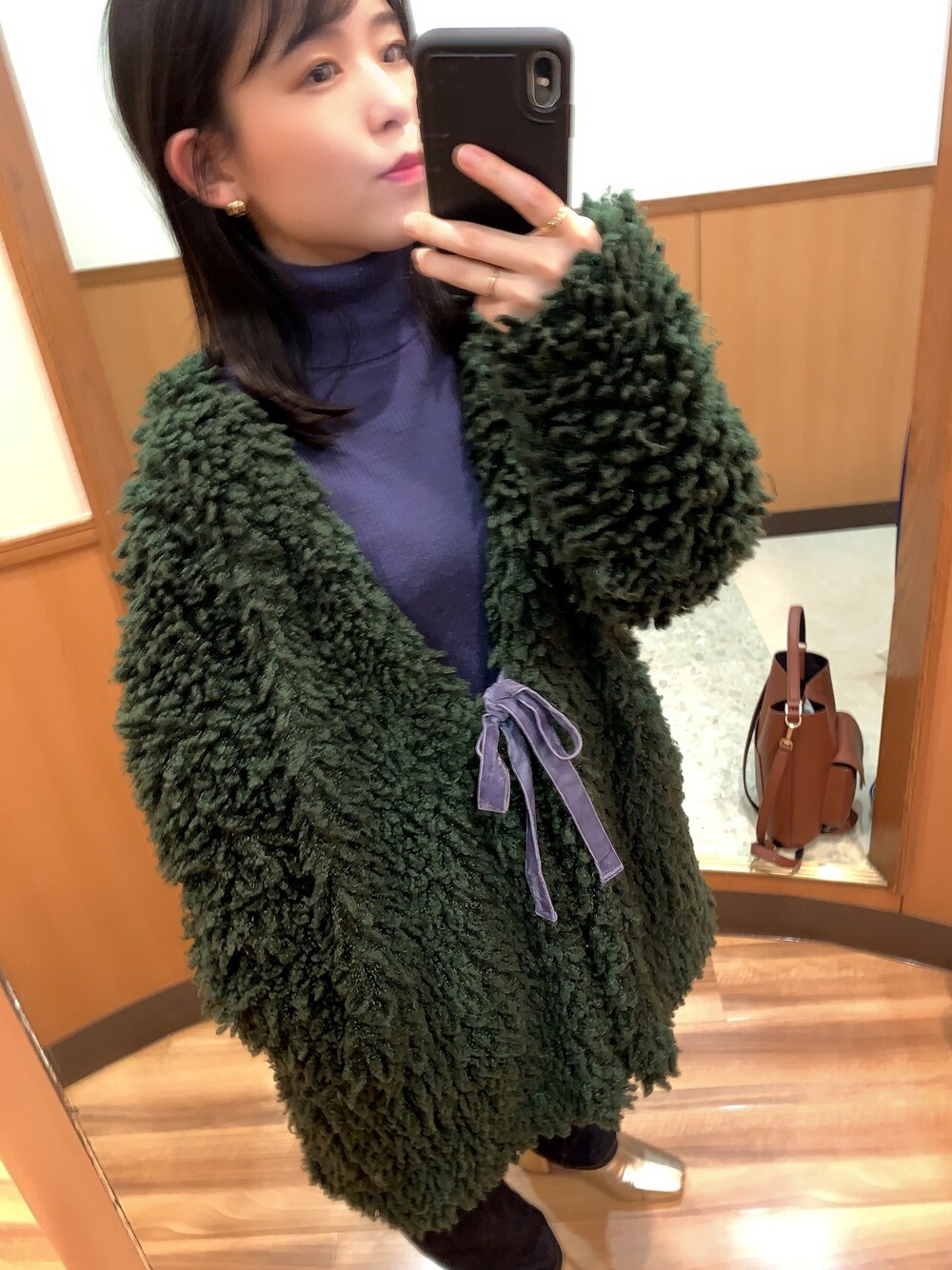 「低身長、タートルネック、ブルー、モコモコアウター、グリーン、ユニクロ、デニム、ブーツ、オトナカジュアル」｜「merry jennyのもじゃもじゃリボンコート（その他アウター、グリーン系）」を使った、ぴさん（レディース・142cm）の冬コーディネートの1枚目の写真