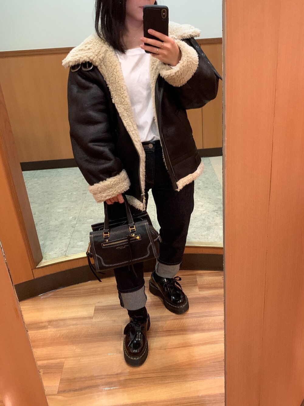 「低身長、ムートンコート、黒、白Tシャツ、デニム、厚底、ドクターマーチン、カジュアル」｜「Ungridのフェイクムートンボアブルゾン（ムートンコート、ブラック系）」を使った、ぴさん（レディース・142cm）の冬コーディネートの1枚目の写真
