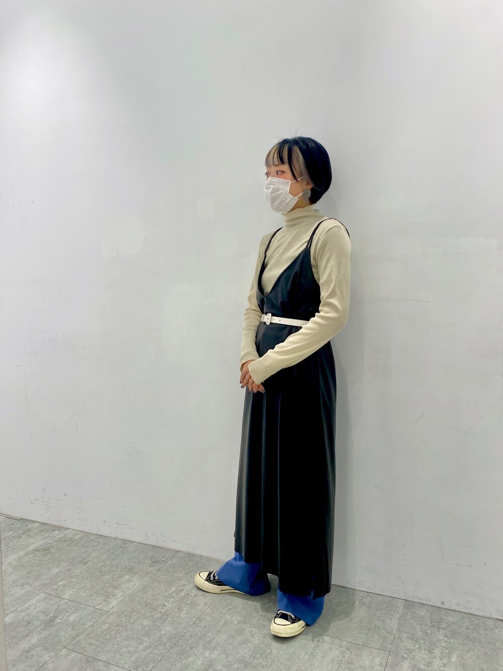 ブラック系のワンピース、ブルー系のその他パンツ、ホワイト系のTシャツ/カットソーを着用したレディースの秋コーディネートの1枚目の写真