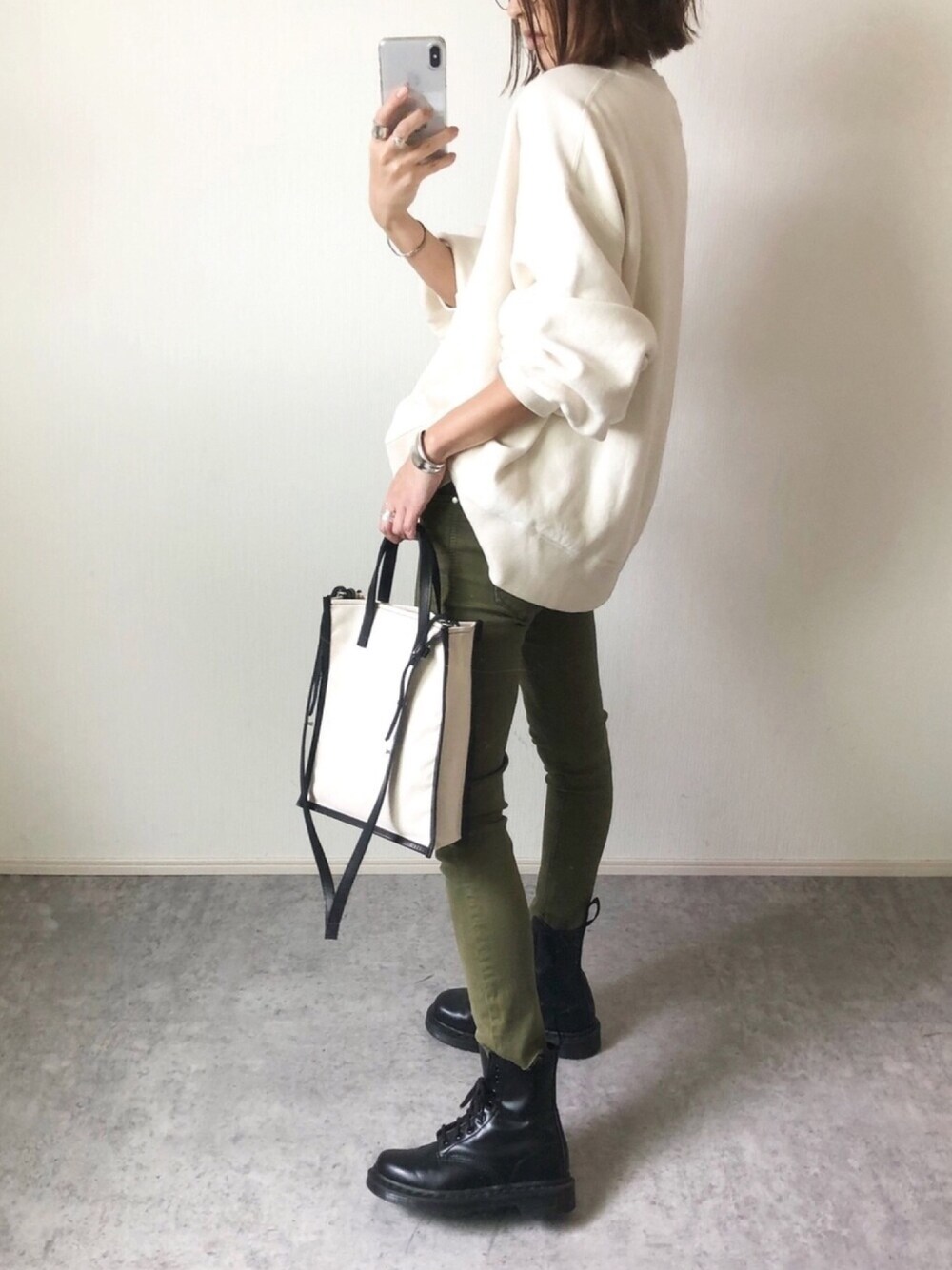「シンプルコーデ、休日スタイル、秋コーデ、カジュアル、スウェット、ラフ、カーキ、ドクターマーチン、ZARA、オトナカジュアル」｜「ALLUMERの[ALLUMER / アリュメール] ボリュームスリーブヴィンテージスウェット（スウェット、ホワイト系）」を使った、mayumiさん（レディース・156cm）の秋コーディネートの1枚目の写真