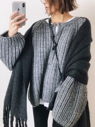 mayumi is wearing GALLARDAGALANTE "ヘンリーネックニット【オンラインストア限定商品】"