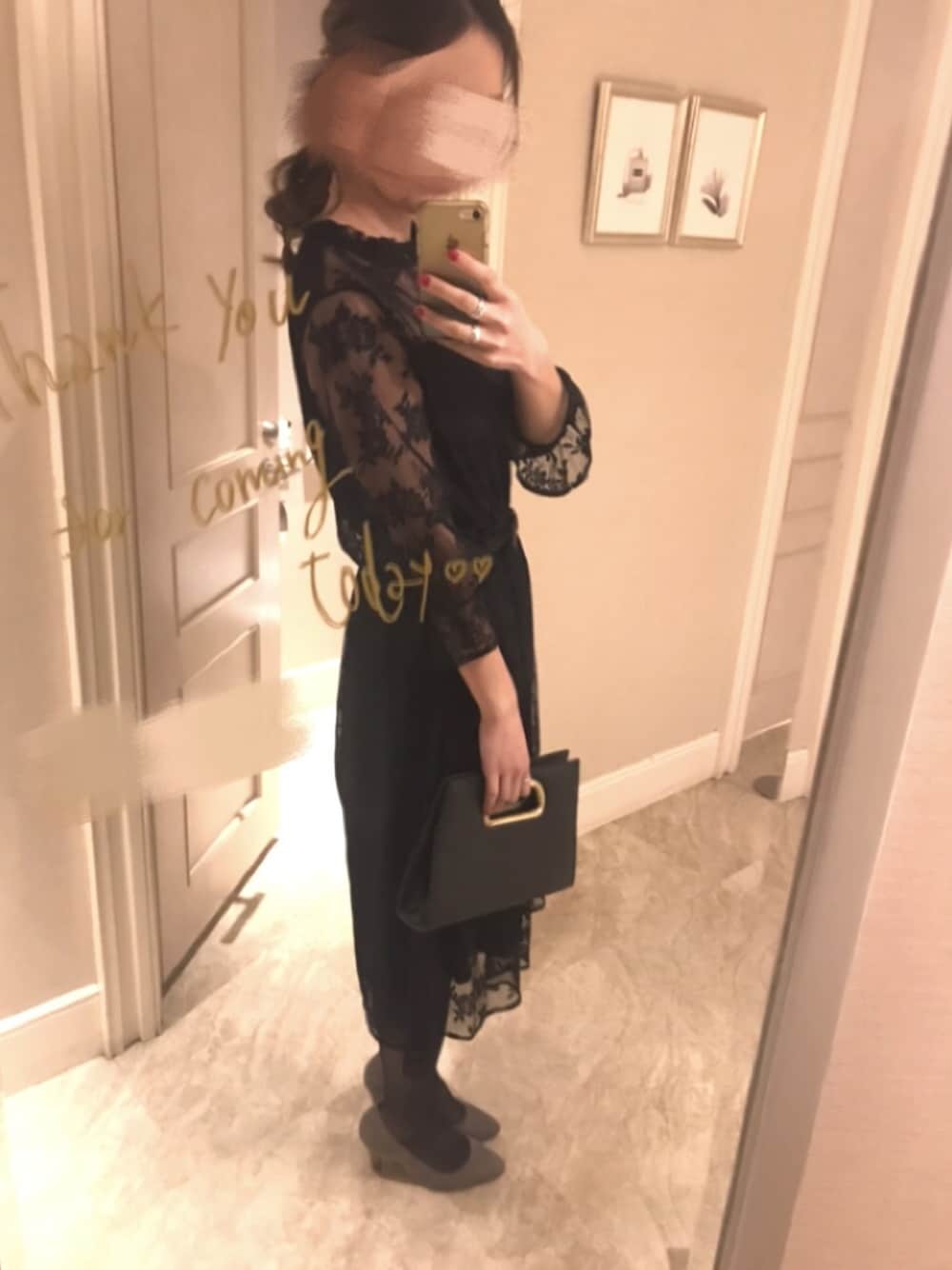 ブラック系のドレスを着用したレディースの春コーディネートの1枚目の写真