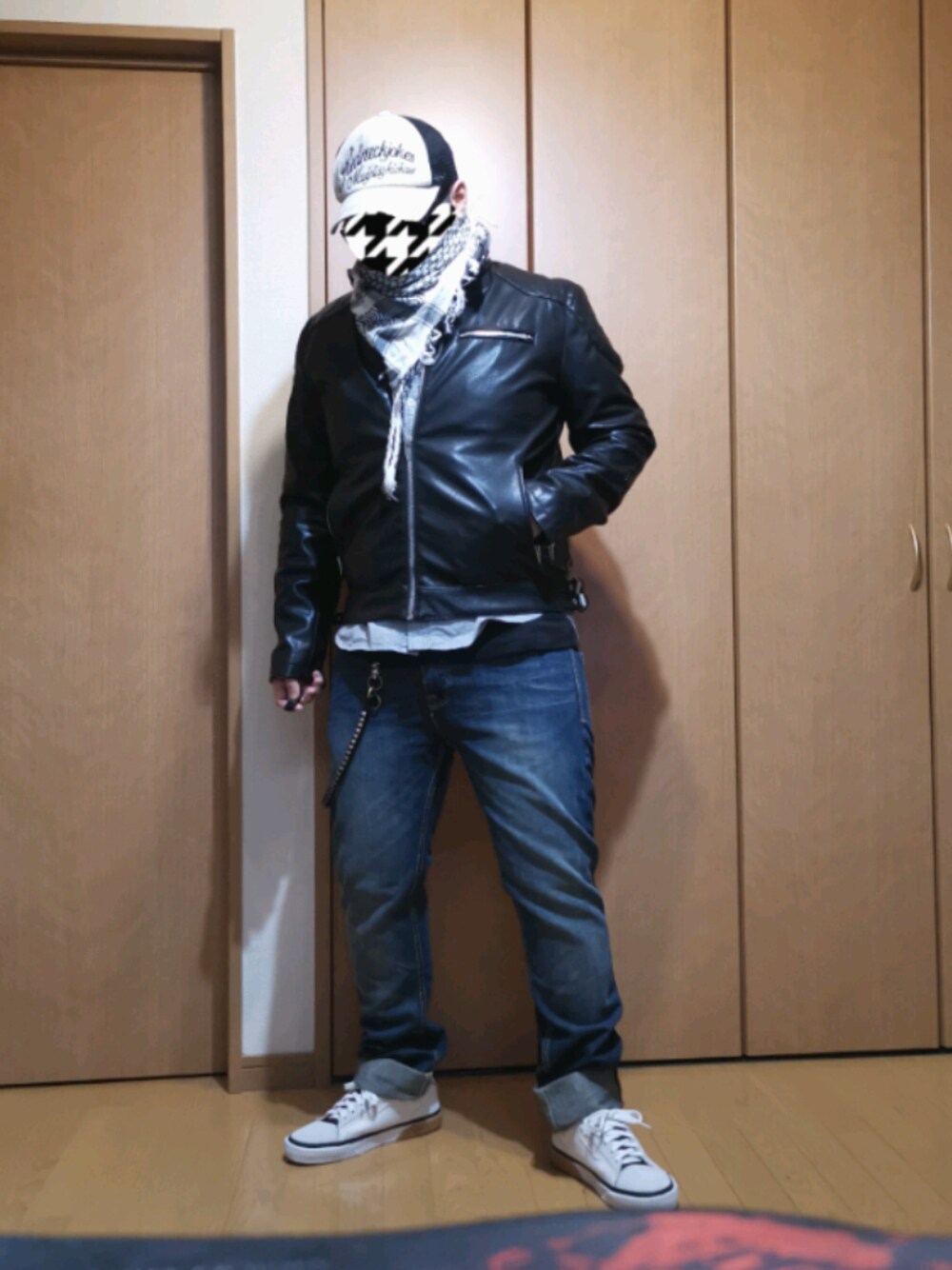 ライダースジャケットを使った「アフガンストール」の人気ファッション