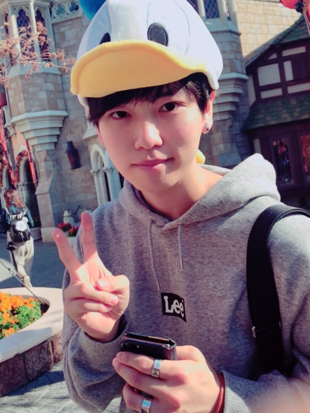 「カジュアル、ゆるコーデ、おしゃれさんと繋がりたい、オーバーサイズ、秋のコーデ」｜「Leeの【Lee】ミニロゴパーカー（パーカー、ブラック系）」を使った、Gintaroさん（メンズ・178cm）の秋コーディネートの1枚目の写真