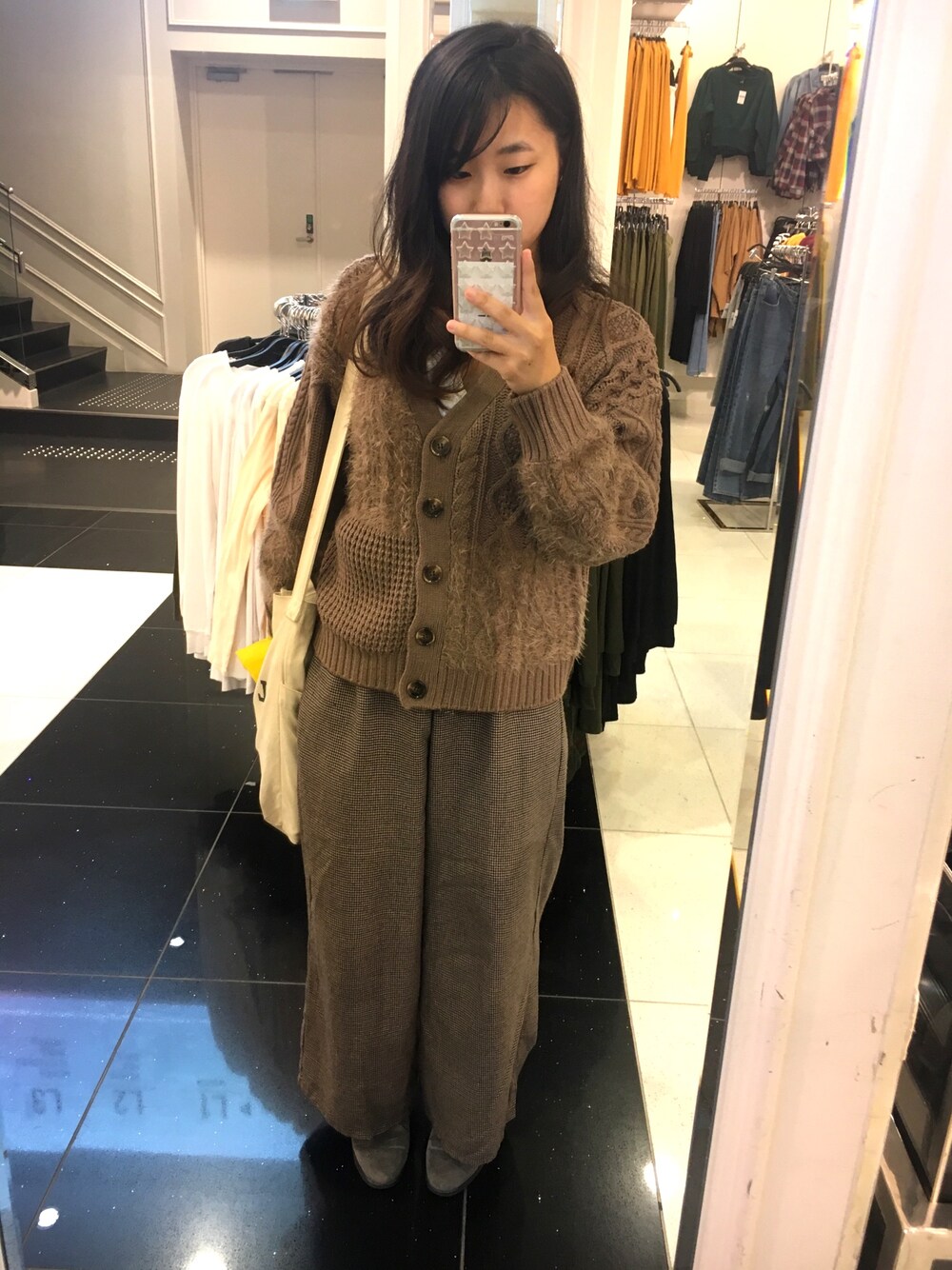 「girl、カーディガン、レーストップス、VINTAGE、ブラウンコーデ、冬コーデ、秋のコーデ、タンクトップチラ見せ」｜「DISCOATのアイテム（その他アウター、ブラウン系）」を使った、mamiさん（レディース・152cm）の秋コーディネートの1枚目の写真