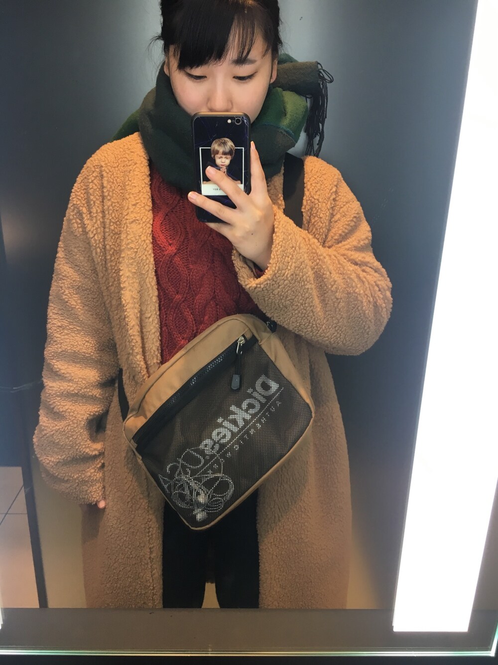 ブラウン系のショルダーバッグ、ブラウン系のジャケット/アウター、ブラック系のその他パンツを着用したレディースの冬コーディネートの1枚目の写真