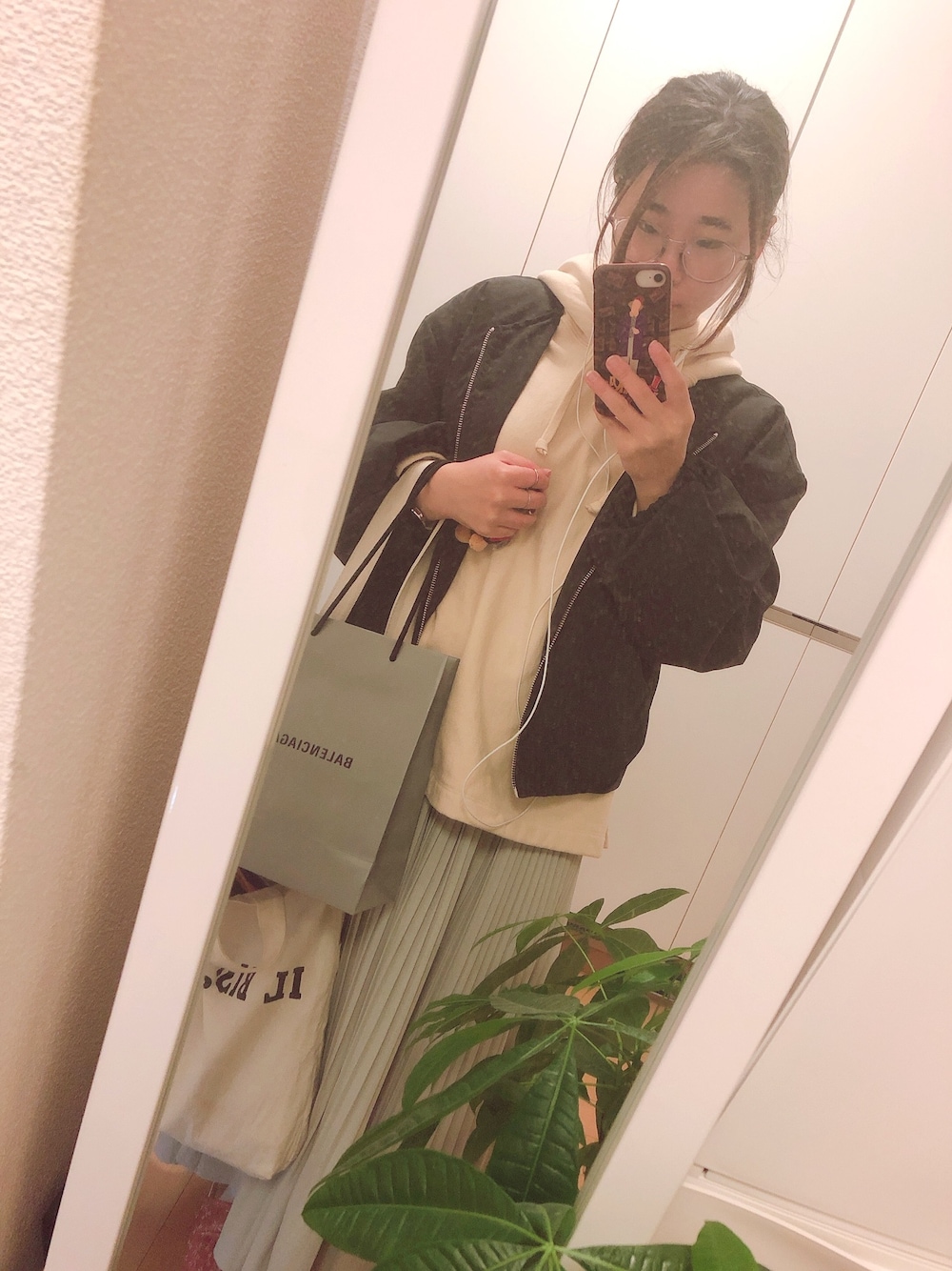 ホワイト系のパーカー、ブルー系のノーカラージャケット、シルバー系のスカートを着用したレディースの秋コーディネートの1枚目の写真