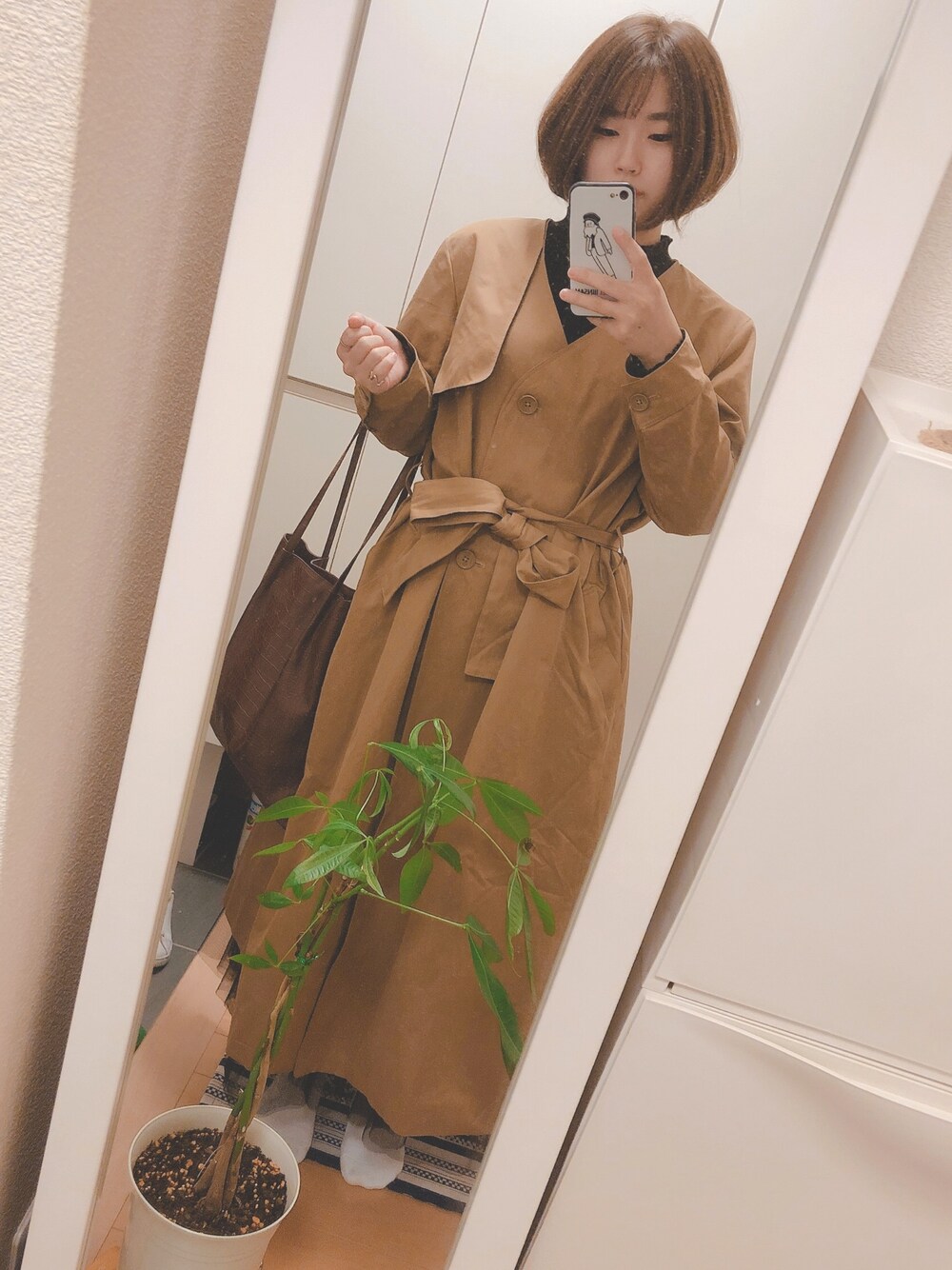 「トレンチコート、秋コーデ、シンプルコーデ、ブラックコーデ、GROBAL WORK、URBAN RESEARCH、ブーツ、ショートボブ」｜「SENSE OF PLACE by URBAN RESEARCHのロングスリットトレンチコート（トレンチコート、ブラウン系）」を使った、mamiさん（レディース・152cm）の秋コーディネートの1枚目の写真
