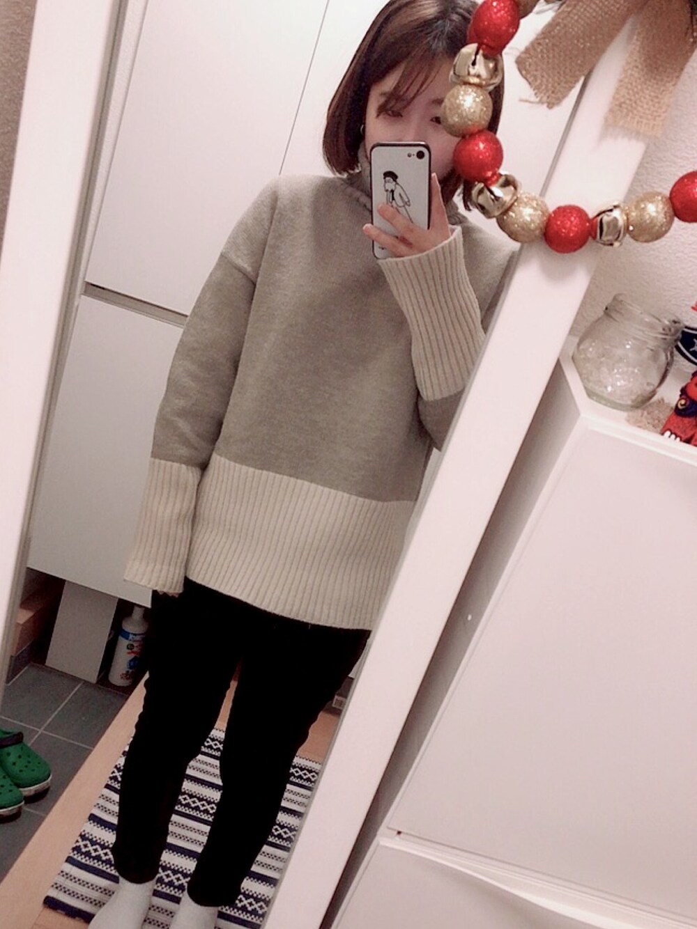 「休日コーデ、ハイネックニット、coca、シンプルコーデ、黒デニム、プチプラ、ニットコーデ、UNIQLO、コンバース オールスター、年末WEAR感謝祭」｜「coca（coca）のプチタートルバイカラーニットトップス（ニット/セーター、グレー系）」を使った、mamiさん（レディース・152cm）の冬コーディネートの1枚目の写真